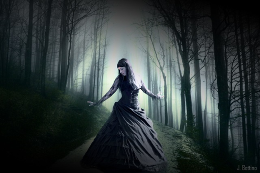 Mujer gótica en el bosque